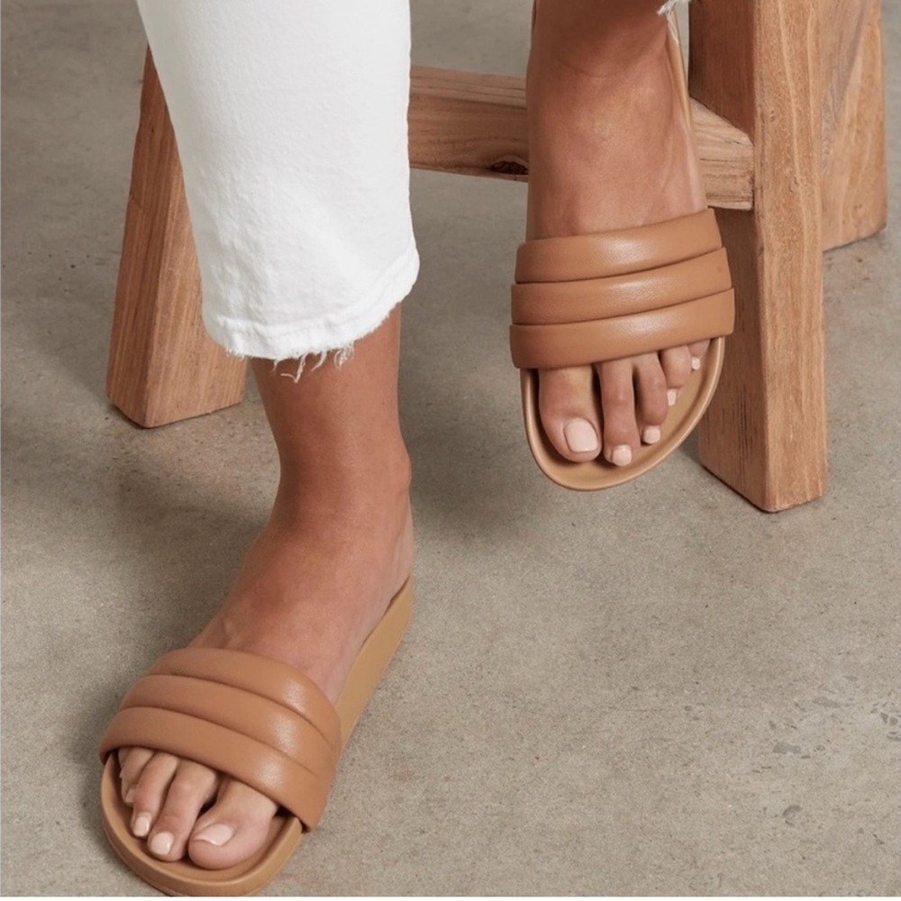 Beatrice Valenzuela slides size 11- fits small